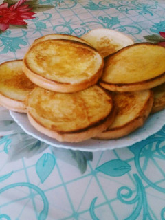 A picture of Toast bread with blue band.
