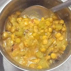 A picture of Giya (gourd) and Chana dal.