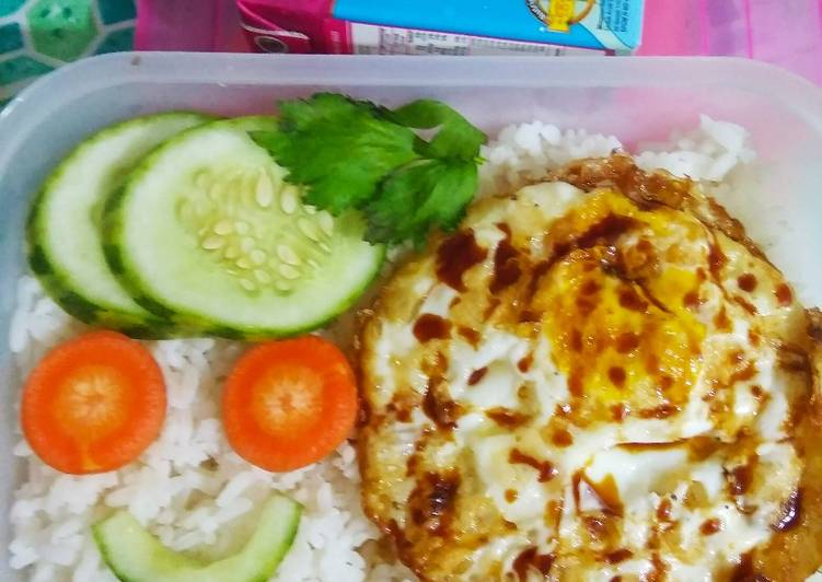 Langkah Mudah untuk Membuat Bekal anak simpel (telor ceplok), Enak Banget