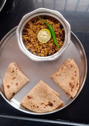 अंकुरित मूंग और मोठ की सब्जी रेसिपी मुख्य फोटो