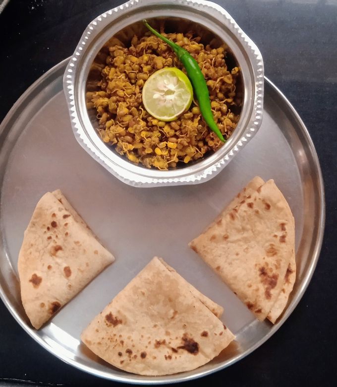 अंकुरित मूंग और मोठ की सब्जी रेसिपी मुख्य फोटो