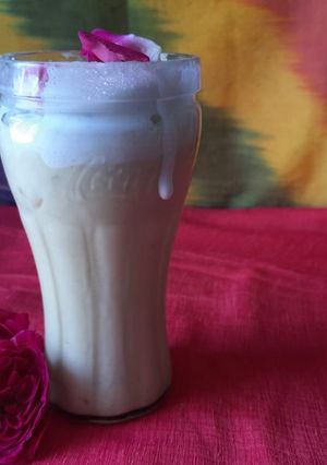 બદામ શેક (Badam Shake Recipe In Gujarati) રેસીપી મુખ્ય ફોટો