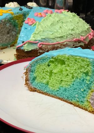 Una foto de Pastel arcoíris facilísimo