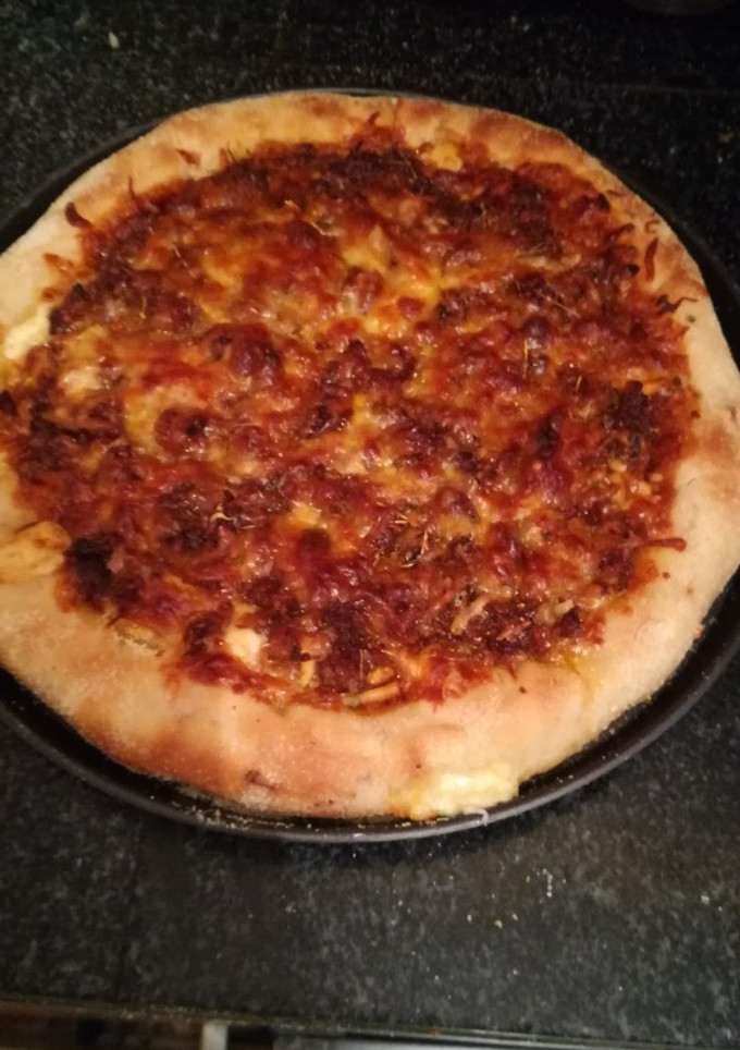 Una foto de Pizza de kebap con el borde relleno