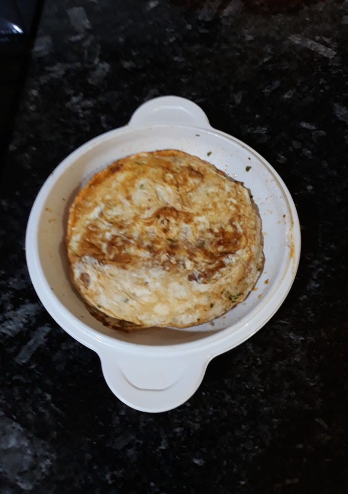 Una foto de Tortilla de claras con chorizo, ajo y perejil
