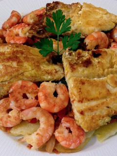 Una foto de Merluza a la plancha y salteado de verduras con langostinos