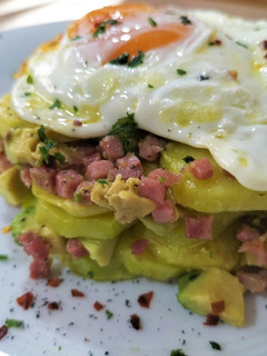 Una foto de Timbal de patatas, jamón y aguacate