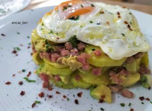 Foto principal de Timbal de patatas, jamón y aguacate