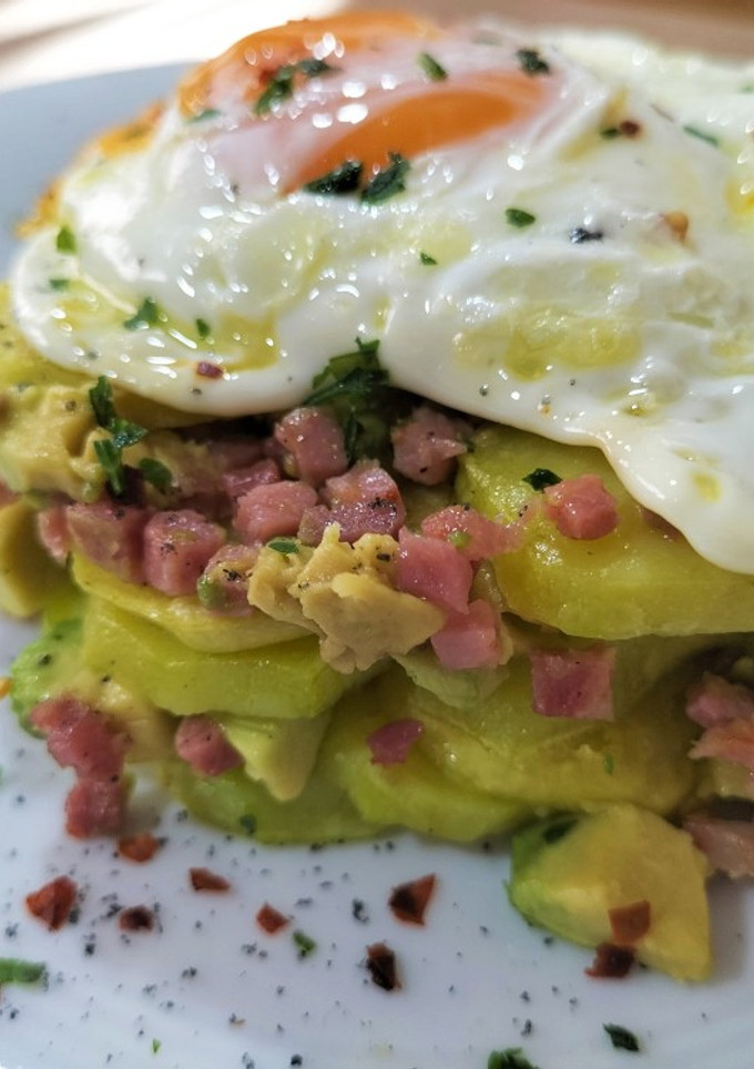 Una foto de Timbal de patatas, jamón y aguacate