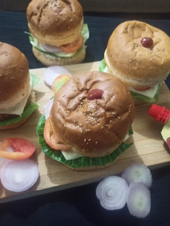 વેજ આલુ ટિક્કી બર્ગર (Veg Aloo Tikki Burger Recipe in Gujarati) રેસીપી મુખ્ય ફોટો