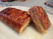 Una foto de pastel de pollo y beicon
