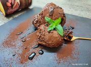 Una foto de helado de chocolate amargo