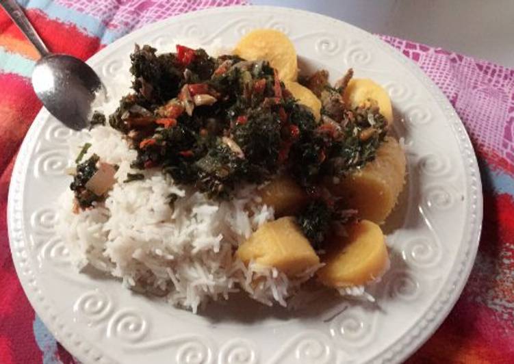 White rice with boiled plantain and vegetable sauce