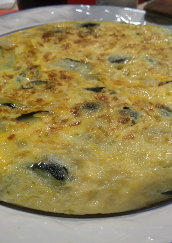 Una foto de Tortilla de calabacín y cebolla