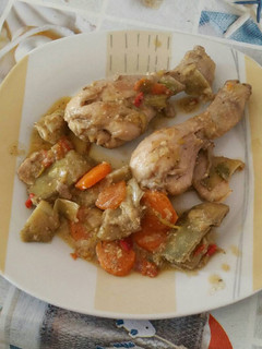 Una foto de Patitas de pollo con verduras