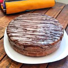 Una foto de Torta de limón con crema de nueces y glaseado 🍋❤