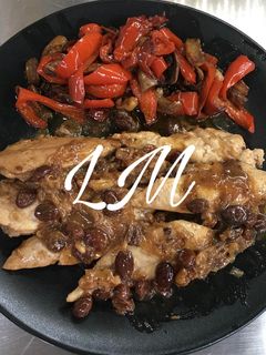 Una foto de Pollo al estilo marroquí con salteado de pimientos y champiñones