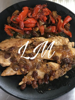Una foto de Pollo al estilo marroquí con salteado de pimientos y champiñones