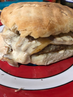 Una foto de Hamburguesa con Salsa de Champiñones
