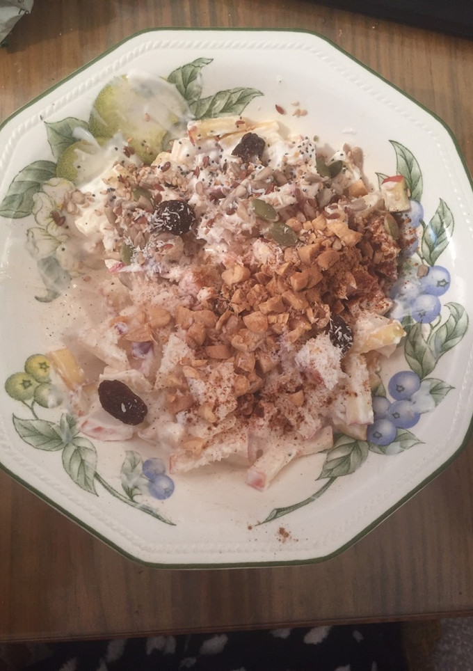 Una foto de Yogur natural con manzana roja