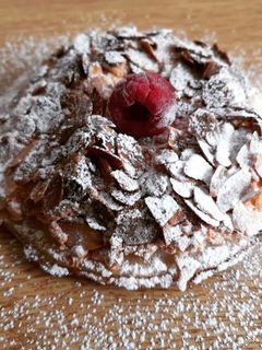 Una foto de Hojaldre con manzana, crema pastelera, dátiles y almendras