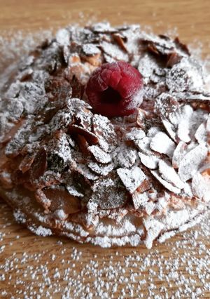 Una foto de Hojaldre con manzana, crema pastelera, dátiles y almendras