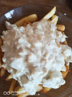 Tejszínes, tejfölös, mustáros, fokhagymás csirkemell sültkrumpival recept fotója