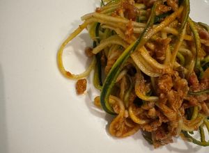Zdjęcie przepisu Spaghetti z cukinii z mięsem mielonym.