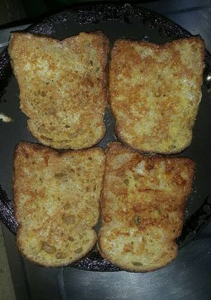 A picture of French toast.