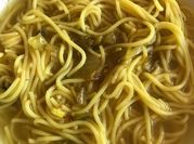 Una foto de sopa de pasta de colores