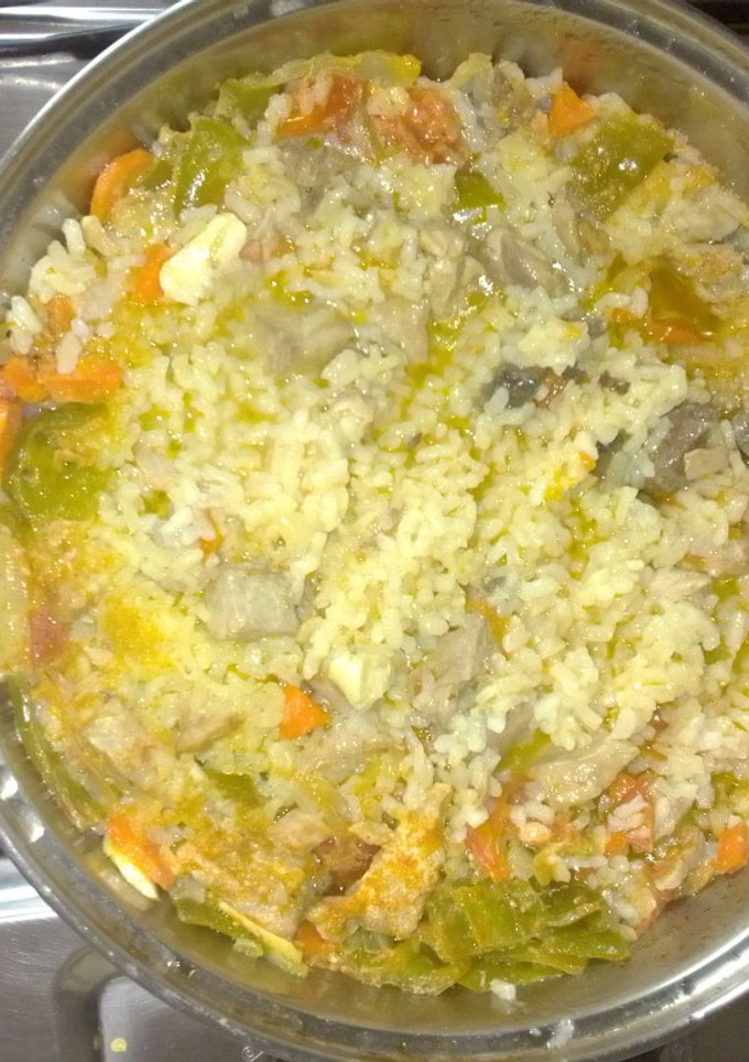 Una foto de Arroz con atún y verduras