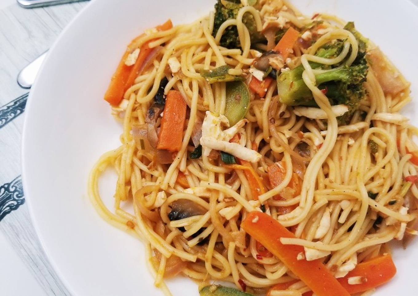 Stir fried noodles with paneer