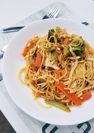 A picture of Stir fried noodles with paneer.