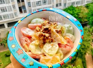 Hình của món Sữa Chua Trộn Trái Cây Hạt Óc Chó Cho Bé.