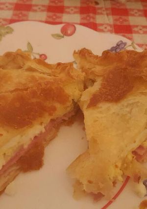 Una foto de Tarta de jamón, queso, huevo y aceitunas