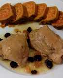 Contramuslos en salsa con arándanos y batata asada