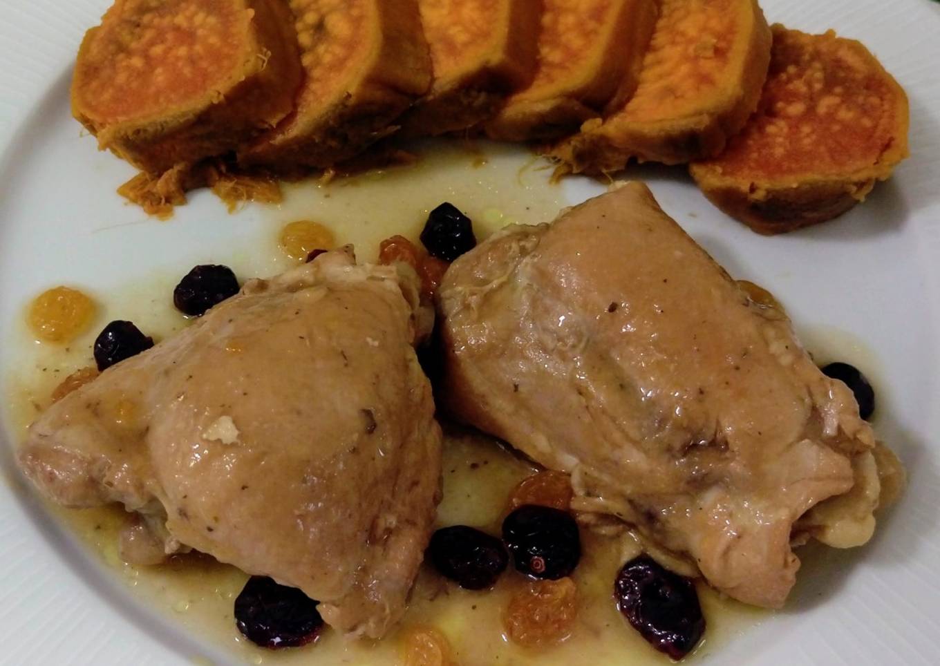 Contramuslos en salsa con arándanos y batata asada