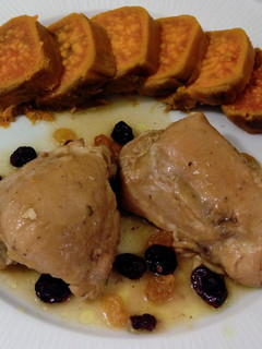 Una foto de Contramuslos en salsa con arándanos y batata asada