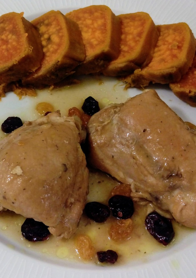 Una foto de Contramuslos en salsa con arándanos y batata asada