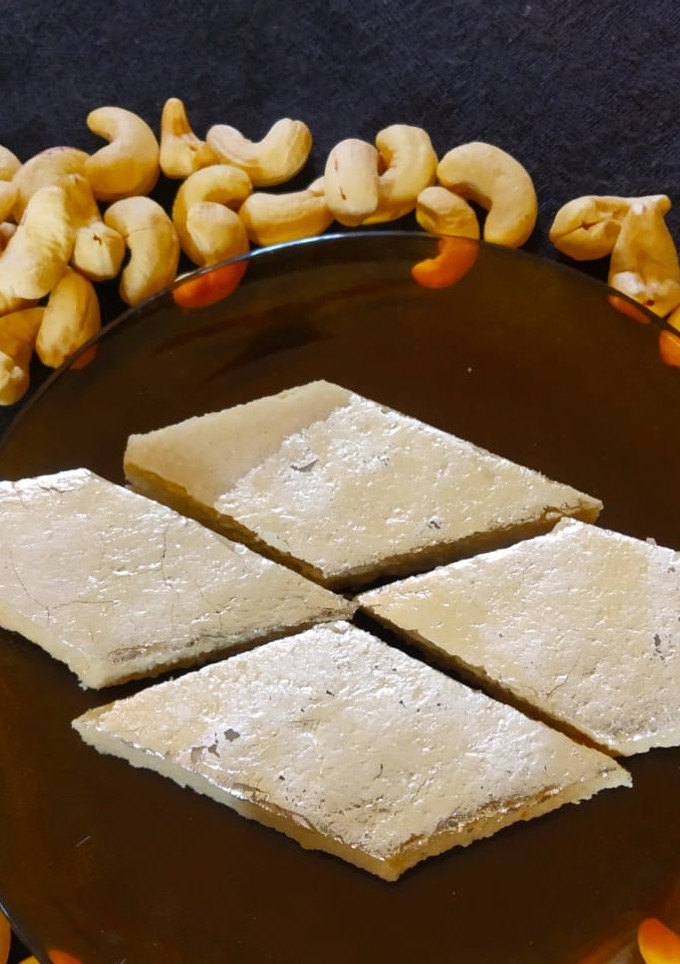 કાજુ કતરી (Kaju katri recipe in gujarati) રેસીપી મુખ્ય ફોટો