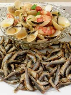 Una foto de Almejas y langostinos al ajillo con boquerones vitorianos fritos