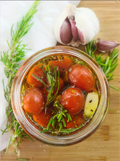 Una foto de Tomates cherry macerados