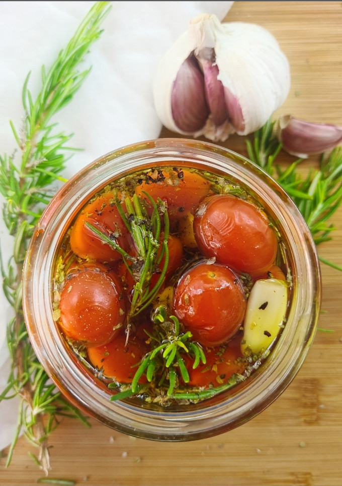 Una foto de Tomates cherry macerados
