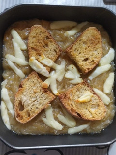 Foto di #508 Zuppa di cipolle 🍛con crostini e formaggio 🍞🧀