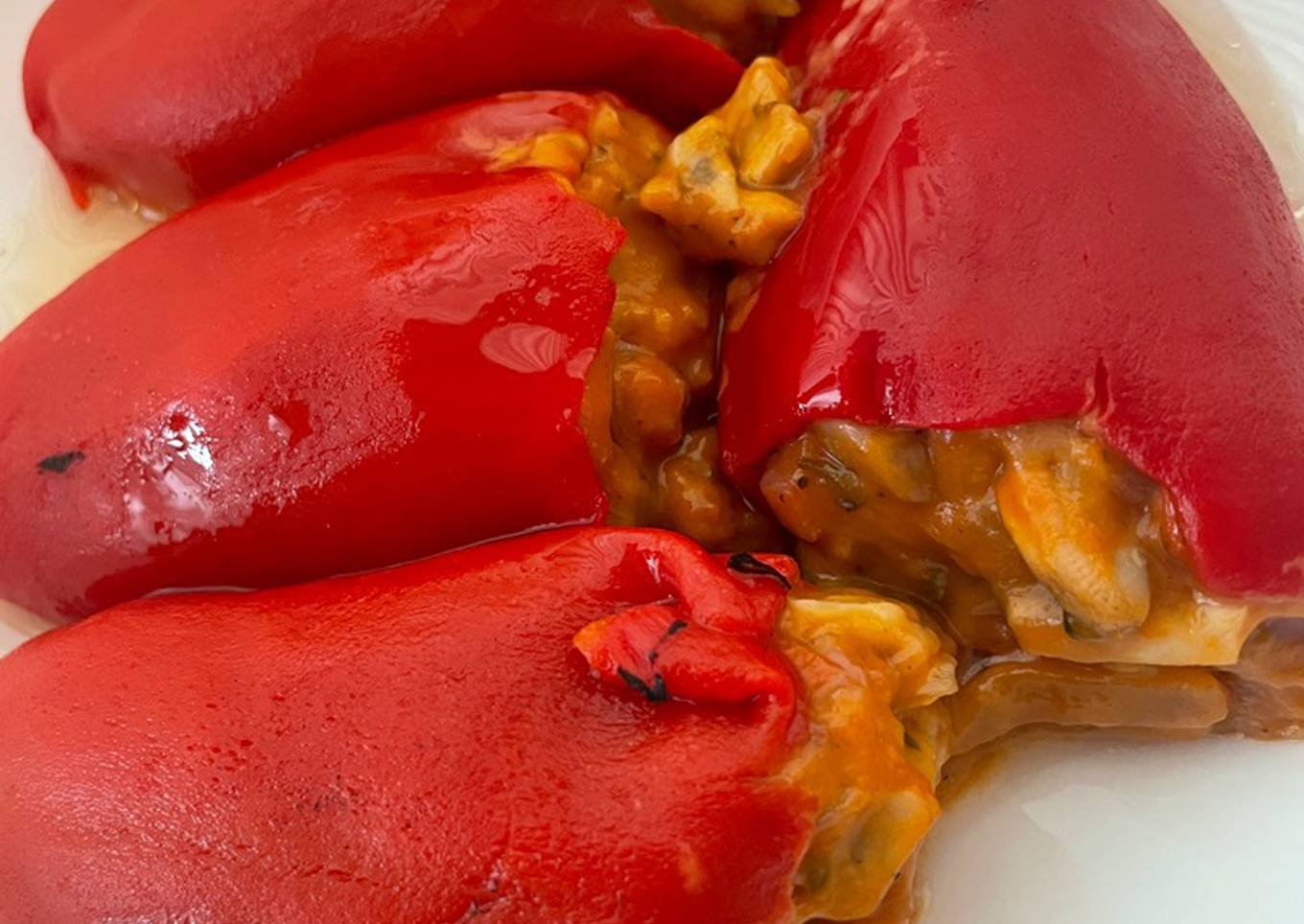 Pimientos rellenos de champiñones y jamón serrano