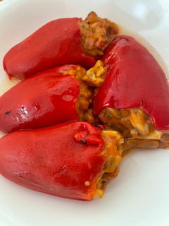 Una foto de Pimientos rellenos de champiñones y jamón serrano