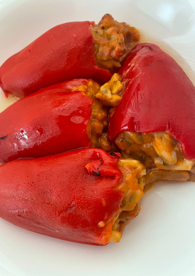 Una foto de Pimientos rellenos de champiñones y jamón serrano