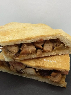 Una foto de Empanada de pollo con foie gras de pato