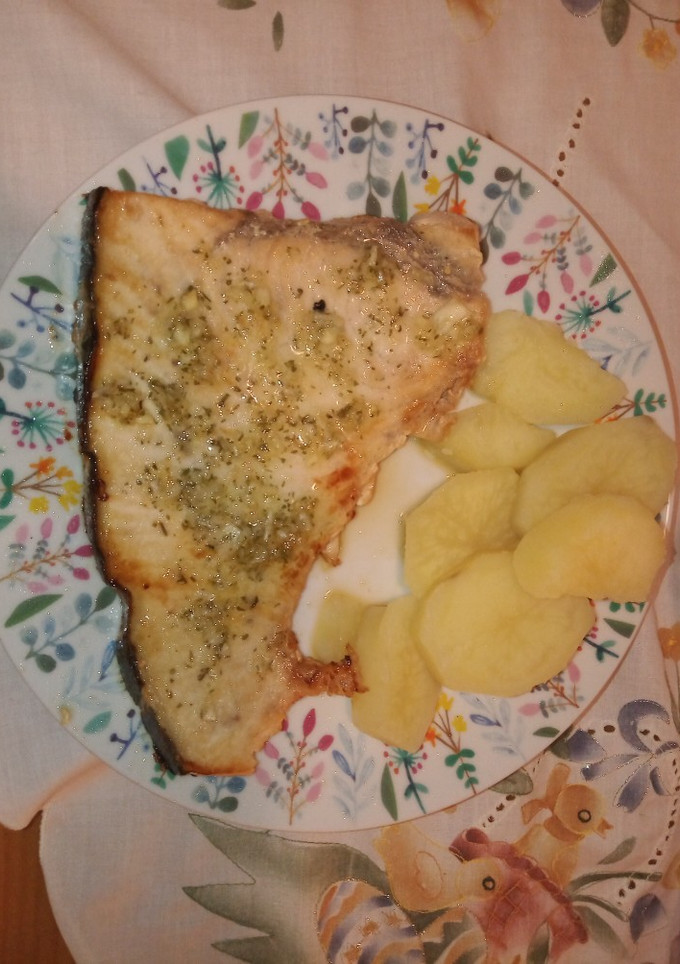 Una foto de ~Pez espada con patatas cocidas~
