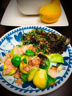 Una foto de Repollitos de Bruselas salteadas con panceta y ajo🇺🇾🇯🇵芽キャベツのガーリックベーコン炒め